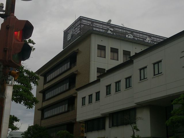 立派な建物で旅館と間違う方も多いそう……_和田金