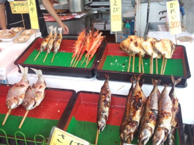 いろんな魚が串刺し_魚の市場通り