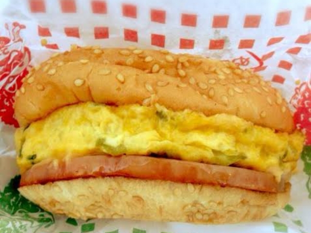 ぬーやるバーガーです。
説明しがたい味です。_Jef 豊見城店