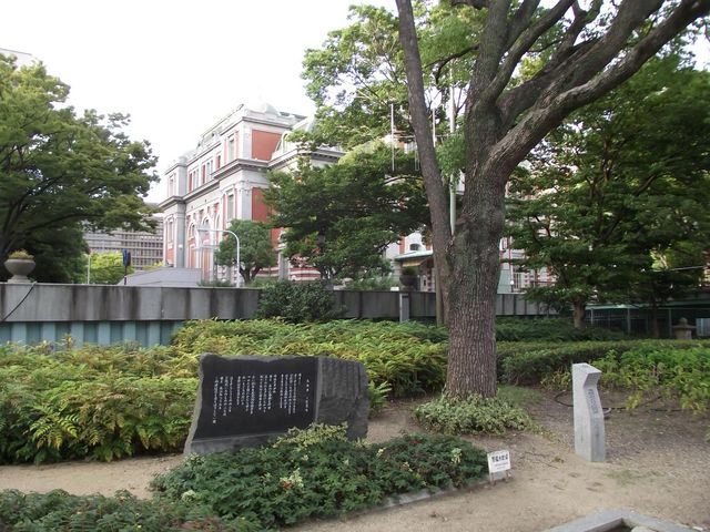 後に中央公会堂が見えます_三好達治文学碑