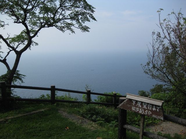 2枚目の写真、先端の展望台まで行けるようです。
_樺島灯台公園