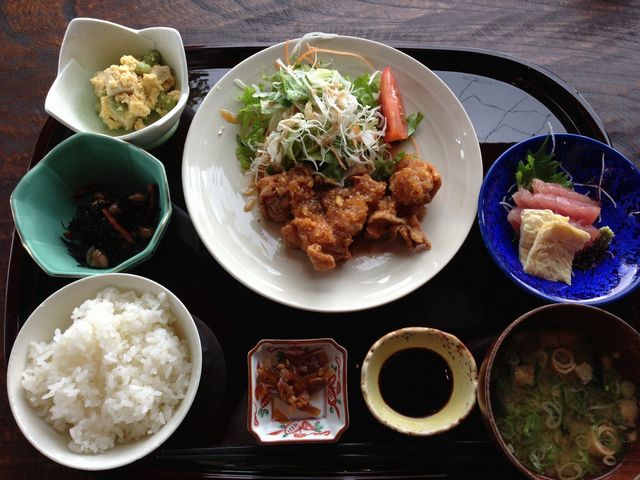 和みごはん 唐揚げがボリュームもあって、いい味付けです_なら和み館 Restaurant&Cafe あをがき