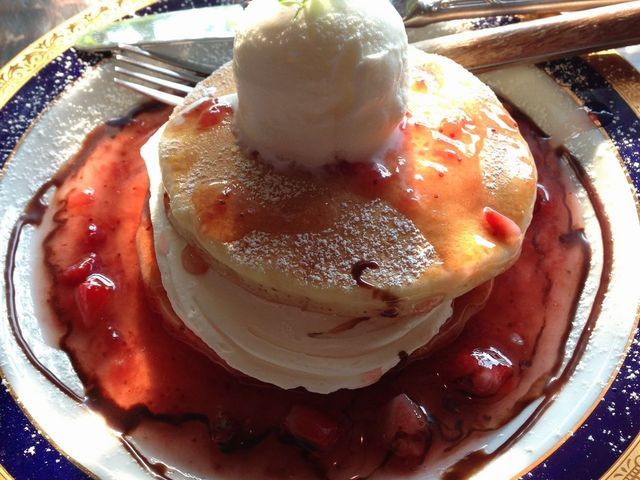 ストロベリーのパンケーキセット ストロベリーソースが後引きます_なら和み館 Restaurant&Cafe あをがき