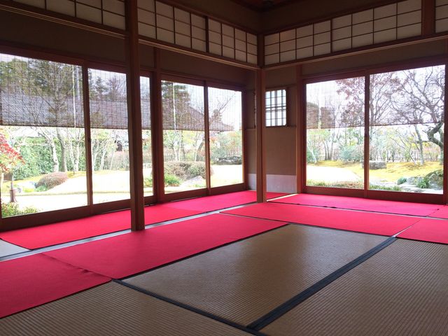 広間から日本庭園を眺める_二の丸茶室