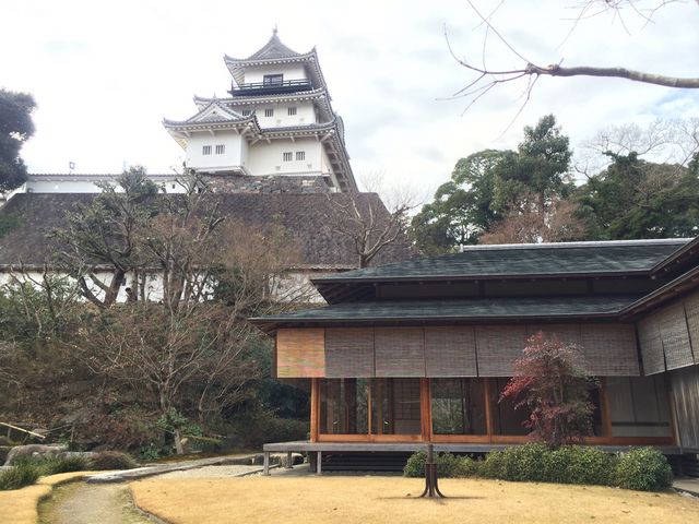二の丸茶室から日本庭園から天守閣を望む_二の丸茶室
