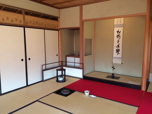 広間にて茶を楽しむ_二の丸茶室