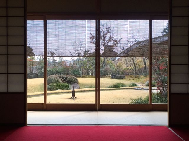 寄付から優美な庭園を眺める_二の丸茶室
