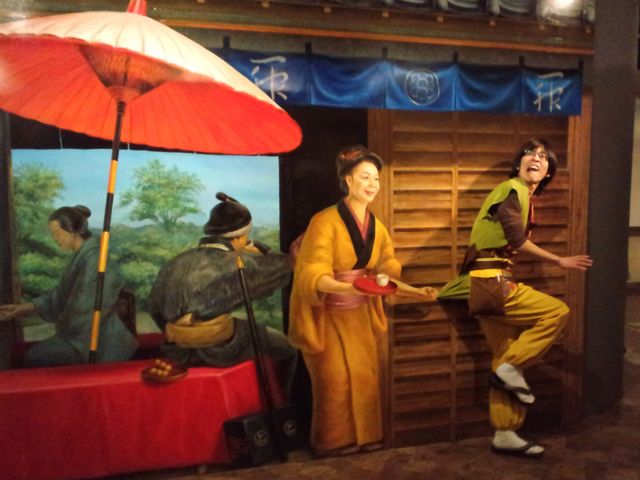 従業員が見本を見せてくれました。(絵の女の人に服を引っ張られています)_東京トリックアート迷宮館