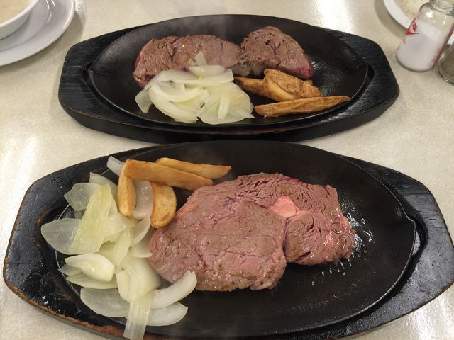 Tボーンステーキステーキとニューヨークステーキ。_ジャッキーステーキハウス 那覇