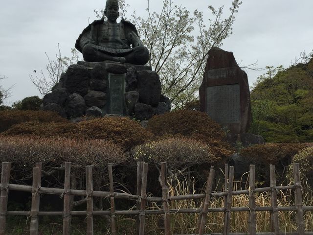公園内の頼朝像_源氏山公園