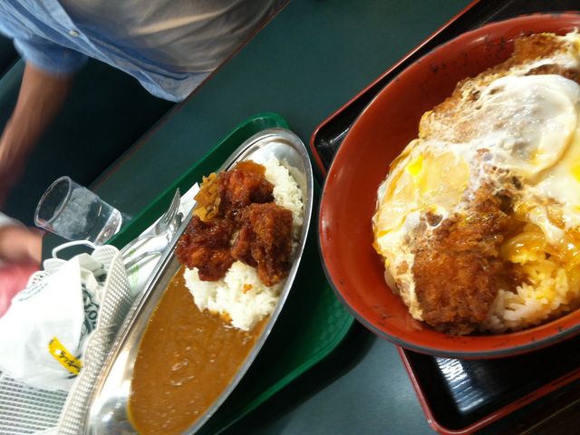 チャイニーズチキンカレーとカツ丼!_ラッキーピエロ ベイエリア本店