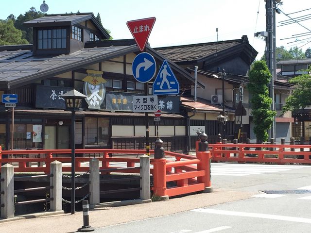 祇園かと思うような橋_江名子川
