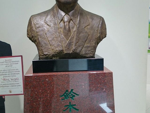 ノーベル賞受賞、鈴木章博士の像、展示室で、生い立ちから受賞まで、詳しく記されています。_道の駅 むかわ四季の館