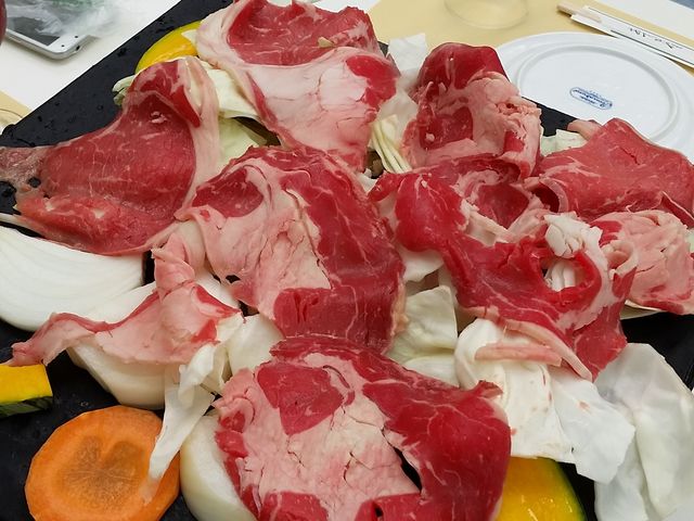 溶岩プレートで野菜を蒸し焼き。とにかくブドウで作ったタレが激ウマ!_お食事とぶどう狩り 古寿園(コジュエン)