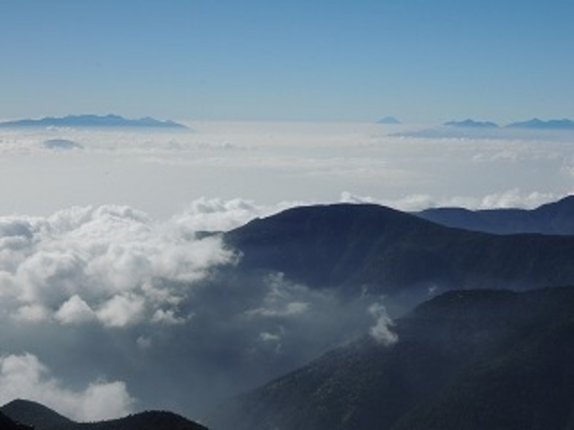 雲海と富士山(右奥)八ヶ岳(左奥)_常念岳