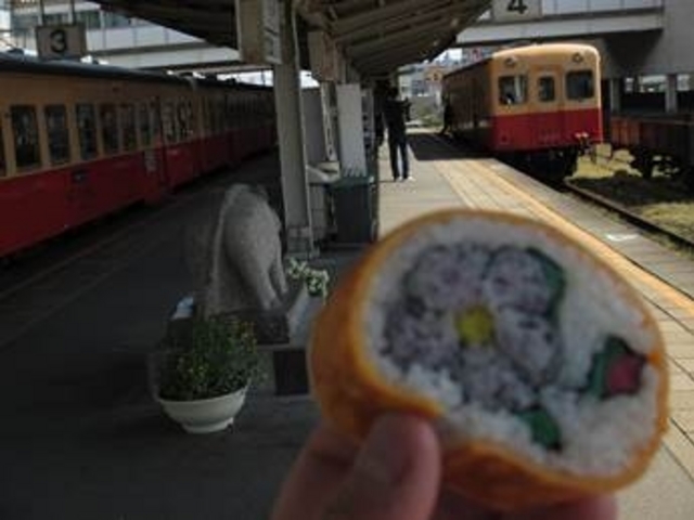 五井駅のホームには駅弁が食べれるベンチと飲料自販機、ごみ箱があります。_小湊鐵道