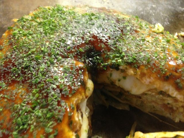 ポテトサラダとチーズがふんだんに入ったお好み焼き。
さ西条のお酒にもよく合います。
_お好み焼き 楽