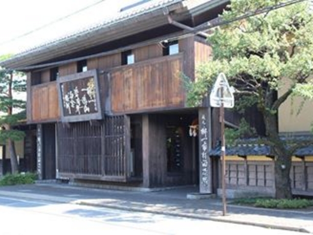 裏手の煙突が素敵。_(株)桝一市村酒造場