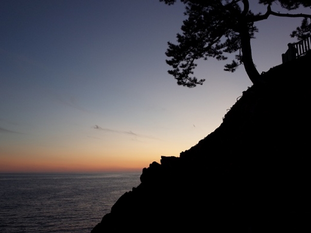 太陽が沈む前の桂浜です。_坂本龍馬の銅像
