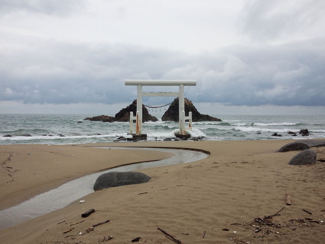 夫婦岩?ウーン...ちょっと苦しい....._桜井二見ケ浦