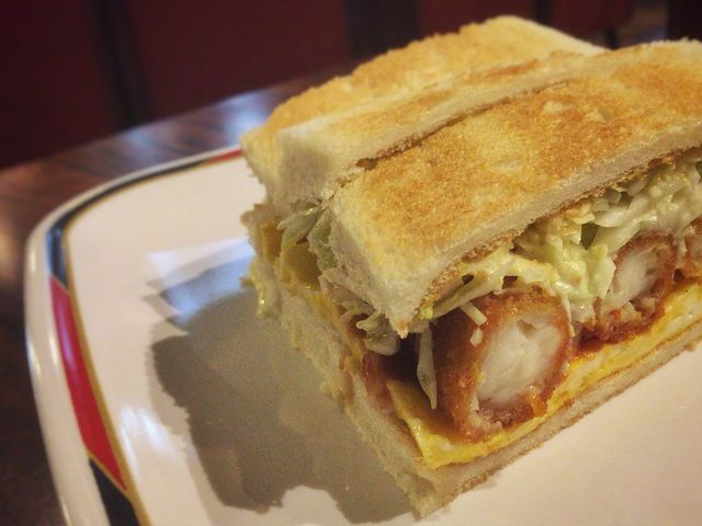 定番のエビフライサンドです。_コンパル大須店