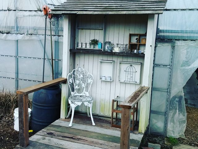 ビニールハウスの外にも飾り_ことり農園