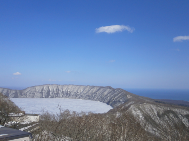 本当にきれいな青空。
カルデラ湖はまだ、凍っている様です。_のぼりべつクマ牧場