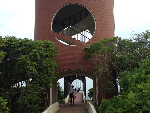 階段を上がると展望台になっています。
後ろにはマリンタワーが見えます。_三崎公園