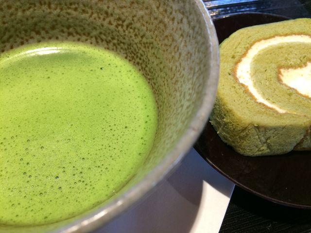 宇治抹茶と抹茶ロールケーキ
お抹茶 美味しかった♡_宇治茶 伊藤久右衛門