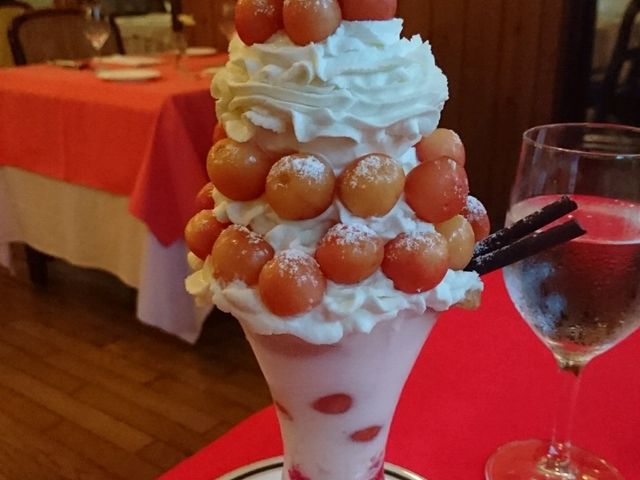 シーズンパフェの
さくらんぼパフェです。
大きさもびっくりですが
さくらんぼの数も30個位はある_レストランシェフドフランス