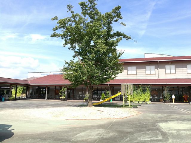 中央の広場_にじの耳納の里 夢キッチン