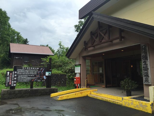 後生掛自然研究路には温泉宿泊棟の左側から入る_後生掛温泉旅館