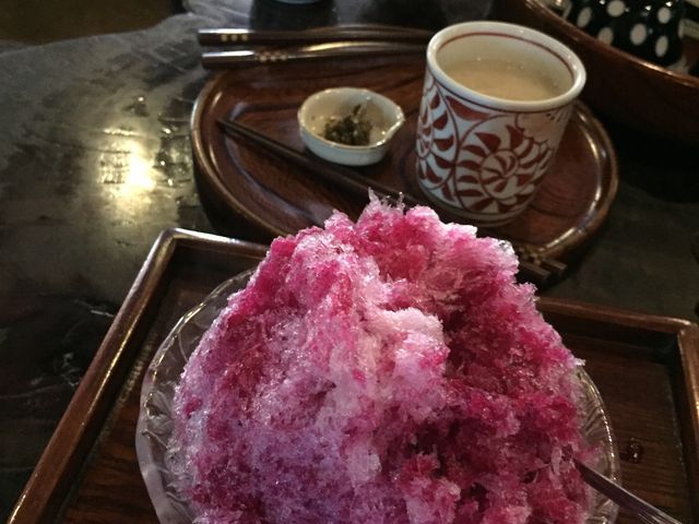 赤ジソシロップのかき氷!もちろんフワフワ氷だから頭も痛くならない_甘酒茶屋