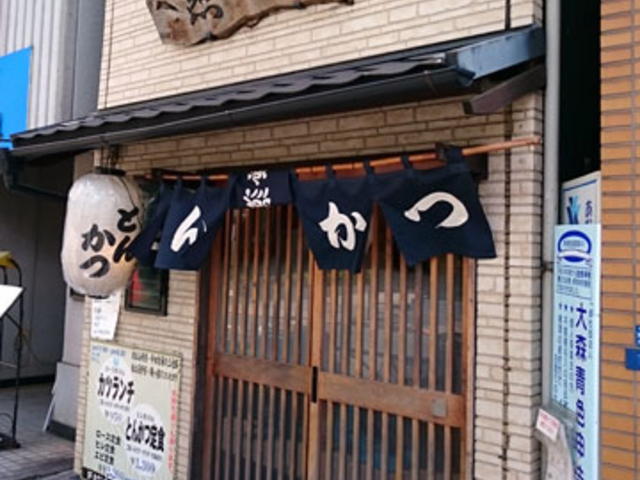 まさにとんかつ屋という風情の外観_とんかつ燕楽