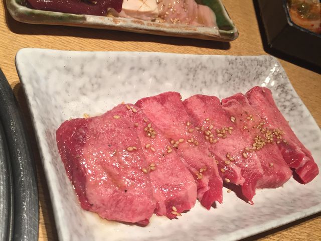 厚切り牛タンとホルモン盛り_トラジ イクスピアリ店 焼肉
