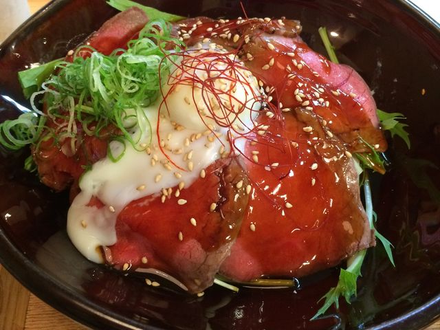 松坂牛のローストビーフ丼。お肉が柔らかくて美味しい!2500円でした。_ゑびや