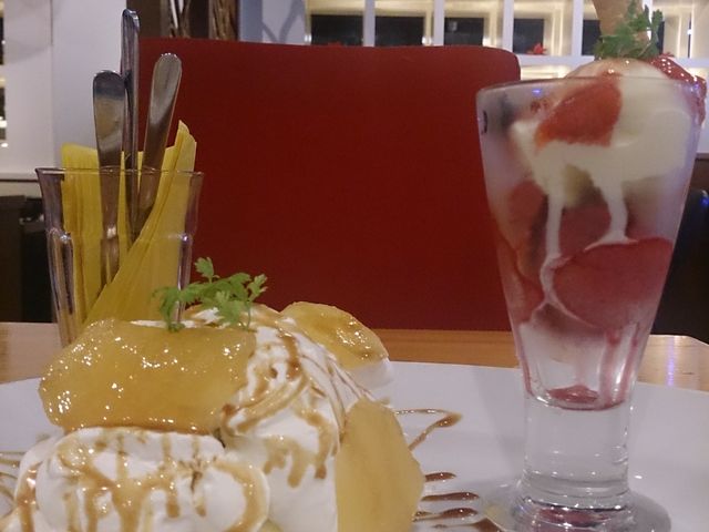 ケーキとパフェ_カフェ ビーティーティー