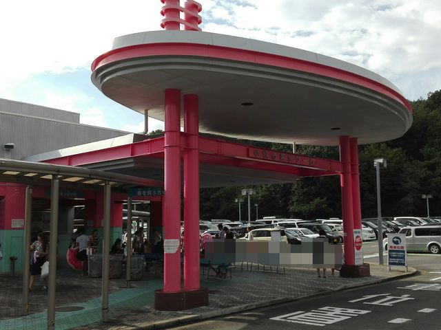 プールの入り口。駐車場は駐車スペースが狭いです。_小牧市温水プール