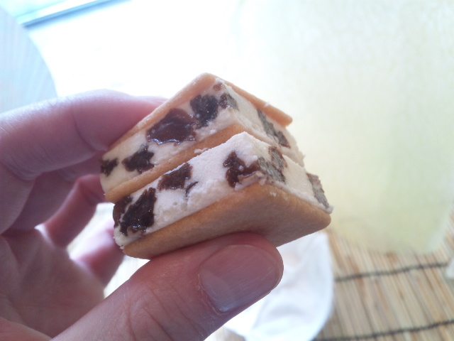 バターサンドアイス_六花亭本店