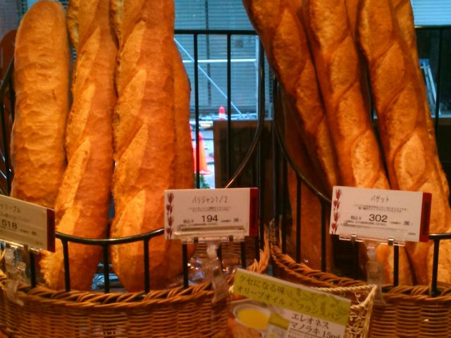 『ポンパドウルのフランスパン』。_ポンパドウル 元町本店