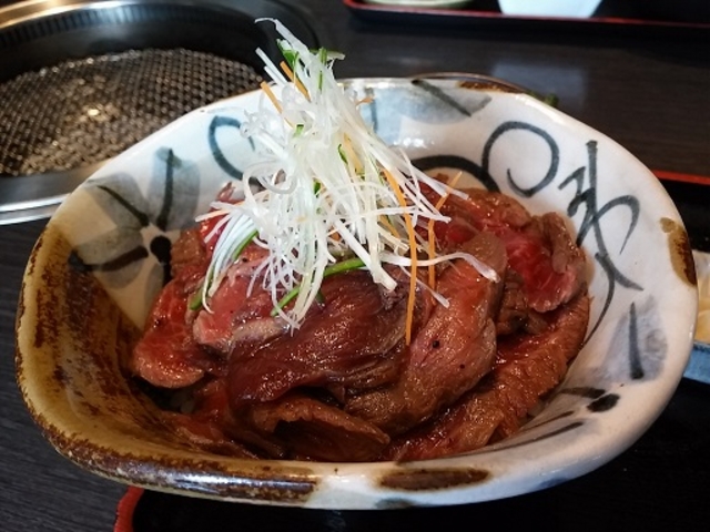 ローストビーフ丼(アップ)_米沢牛焼肉 仔虎