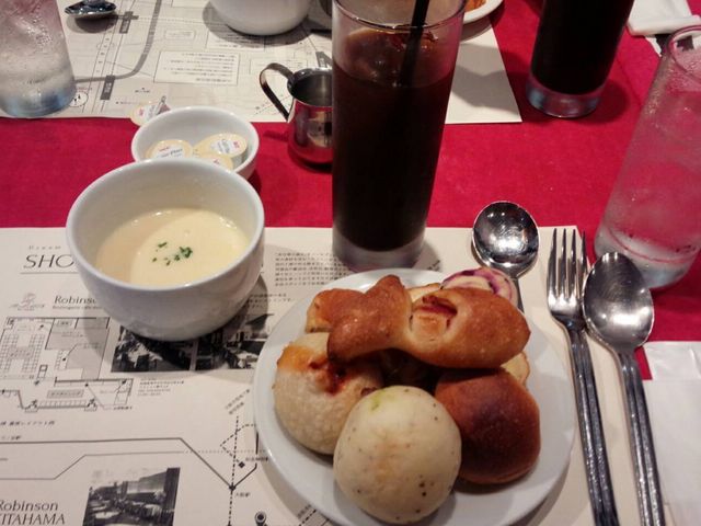 パンはバイキング_カフェダイニング・ロビンソン 神戸・旧居留地