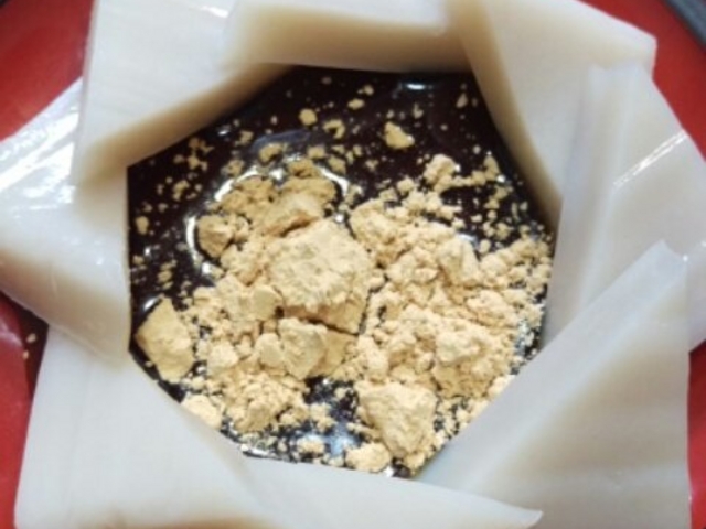 黒蜜きな粉を絡めて。もっちりとした食感がやみつき。_住吉屋総本店