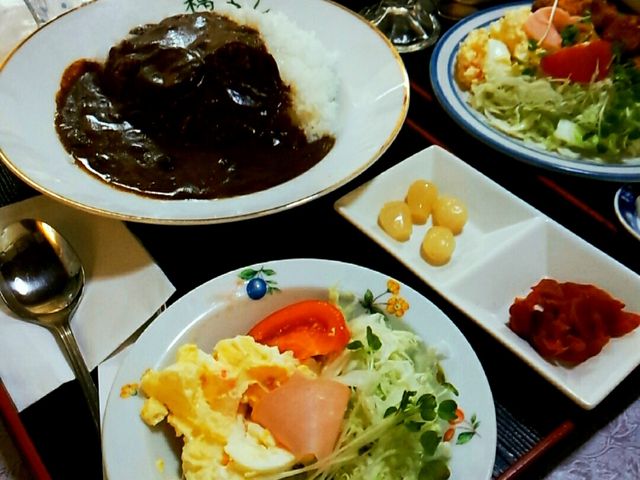 ワンコインカレー。
こんなにたっぷりのサラダが付いて、コスパ高いです!!_福よし食堂