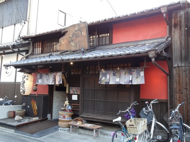 伏見に似合う店構えです_べんがらや