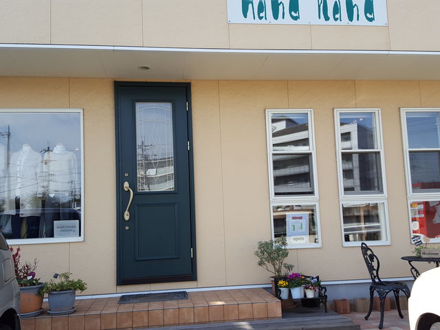 明るい外観で、緑色のドアが印象的な可愛いお店です_カフェ&雑貨ハンドハンド