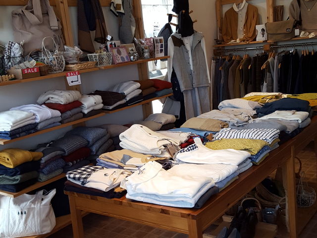 リーズナブルなお値段で1つ1つ可愛いデザインのお洋服が揃っています。とっても可愛いですよ!_カフェ&雑貨ハンドハンド