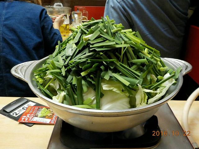 このボリューム、もつも新鮮でとても美味しい_元祖もつ鍋楽天地 天神本店