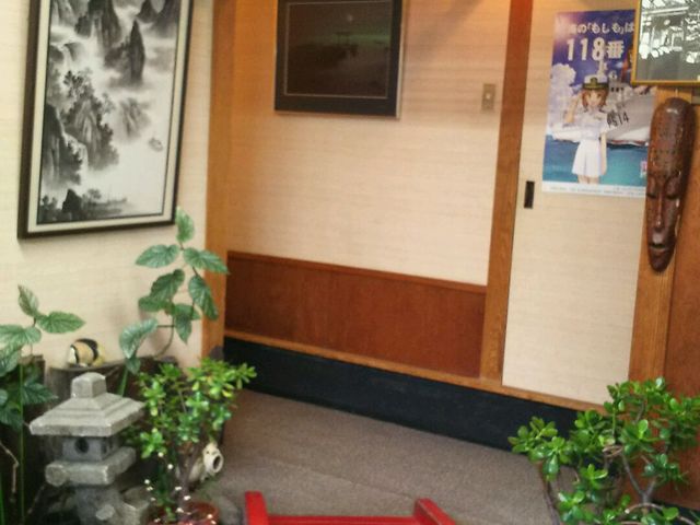テーブル席の近くに橋が架かっています。_味処大森