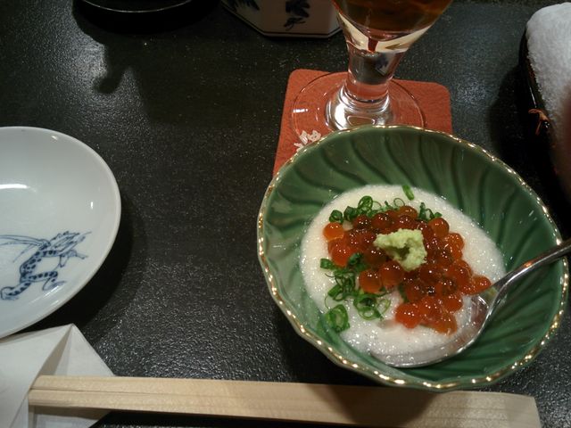 お通し
叩いたトロにトロロ、イクラ、わさび。
酢飯にかけたら、丼にもなるような逸品_薄野 仲寿し